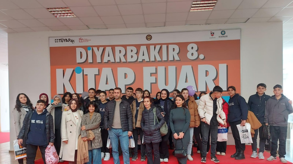 Öğrencilerimiz Diyarbakır 8. Kitap  Fuarını Ziyaret Ettiler